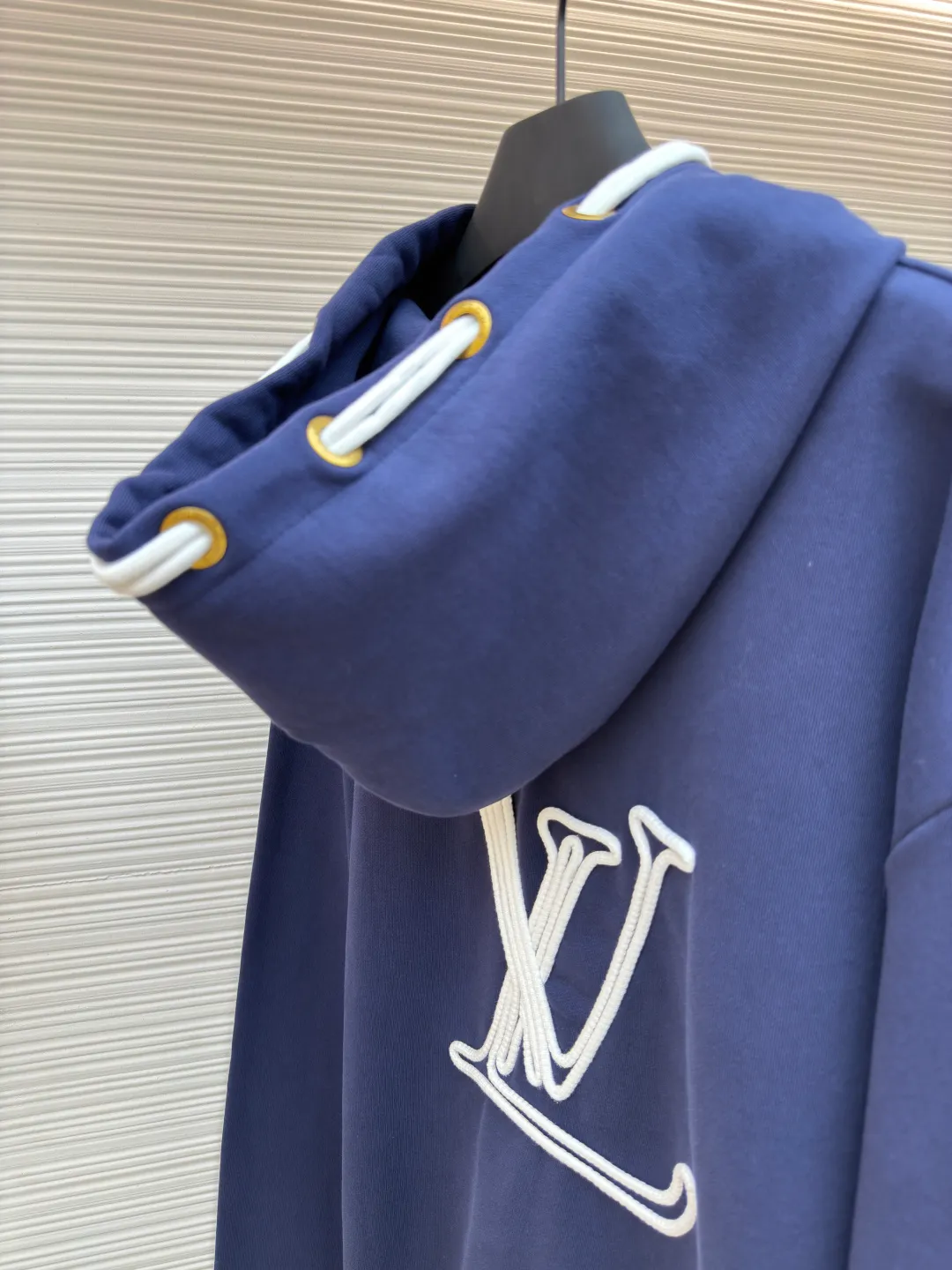LOUIS VUITTON Rope embroidery contrast color hooded rope sweatshirt ●Authentic product: purchased and developed by 14100 ●Item number: 1680235-B50 ●Fabric: polyester mercerized fabric ●Technology: embroidery production ●Version: fitted version ●Weight: about 885 grams ●Size: XS-S-M-L ●Description: Made of 32s double-ply cotton David's cloth, matched with 26s double-kill horizontal machine to weave threads, the front panel is embroidered with Tajima embroidery machine imported from Japan, polyester silk light short stitch flat embroidery, the back panel is embroidered with a special rope 0.6cm The thickness of the double-strand core-spun cotton rope is encrypted, and it is bundled with fish silk thread for embroidery. The ends and ends of the rope are all hidden under the pattern by hand. Large-size round eyelets are molded and punched by hand. The eyelet pendant clock is all made of bronze and barrel-plated with antique gold. The overall wiring is straight and delicate, the fabric is comfortable and soft, and the color is consistent without color difference. It can be matched with the same style to create a fashionable look and control various occasions. Customized accessories, complete with three standards, same style for men and women!